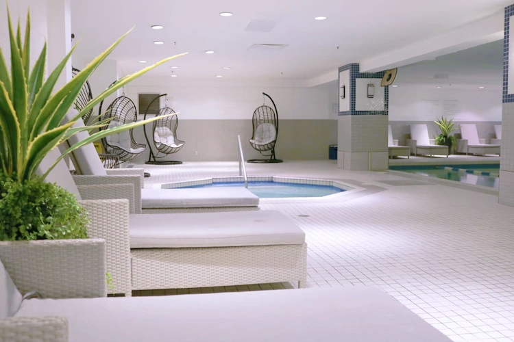 delta hotels by marriott montreal - binnenzwembad 2.webp