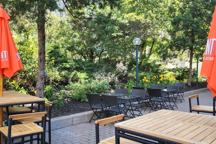 delta hotels by marriott montreal - tuin.webp