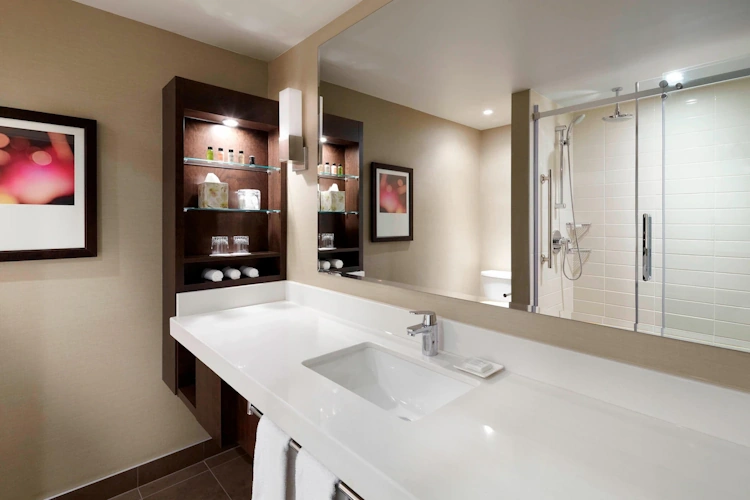 delta hotels by marriott montreal - kamer badkamer.webp