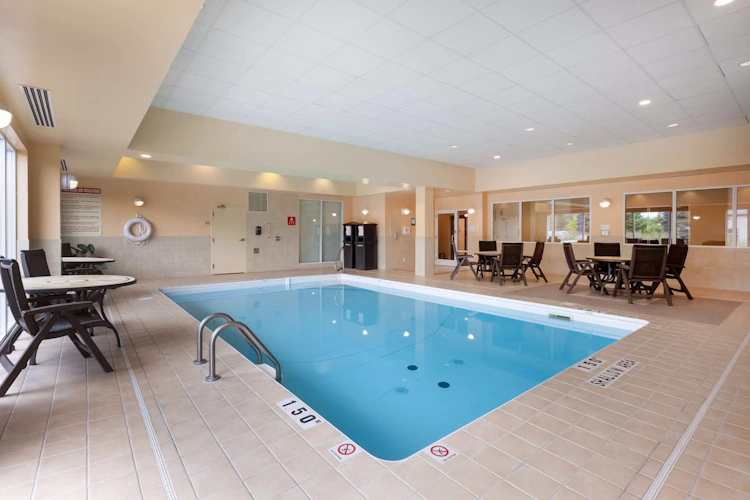 best western plus muskoka inn - binnenzwembad.webp
