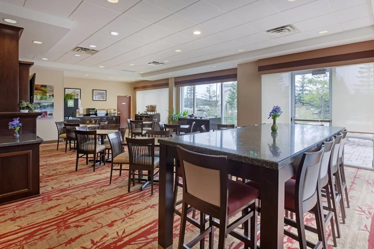 best western plus muskoka inn - ontbijtruimte.webp