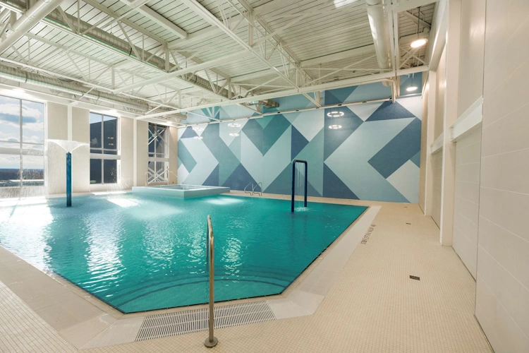 hilton niagara falls fallsview hotel & suites - binnenzwembad 2.webp