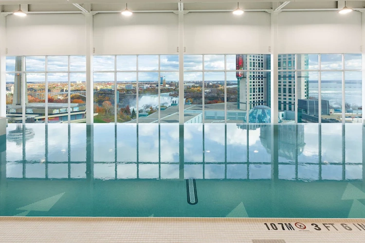 hilton niagara falls fallsview hotel & suites - binnenzwembad 1.webp