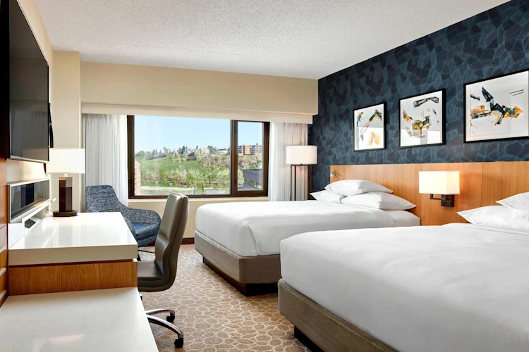 delta hotels by marriott calgary downtown - kamer 2 bedden.webp