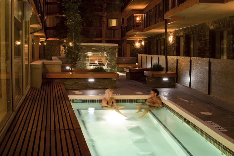 banff aspen lodge - buitenbad spa.webp