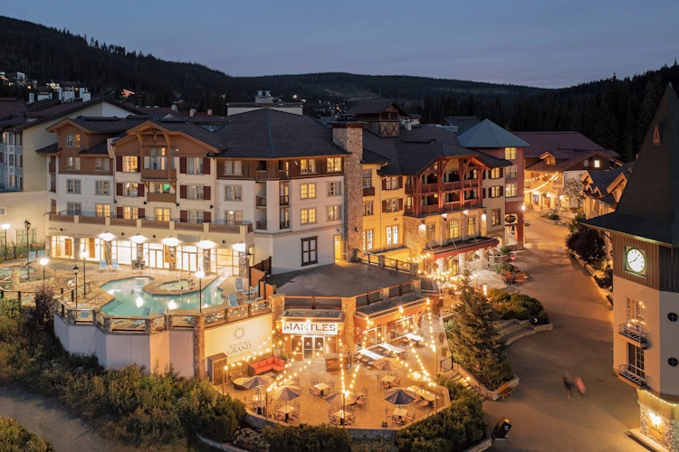 sun peaks grand hotel - exterieur.webp