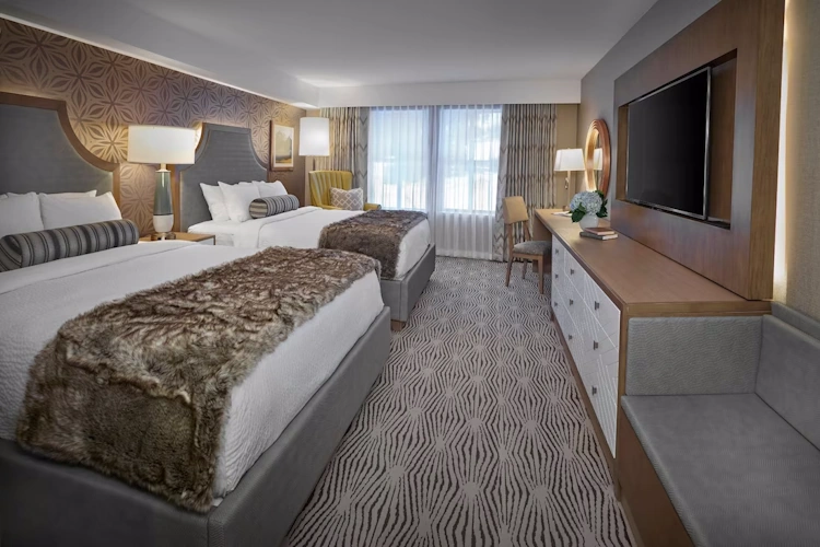 sun peaks grand hotel - kamer 2 bedden.webp