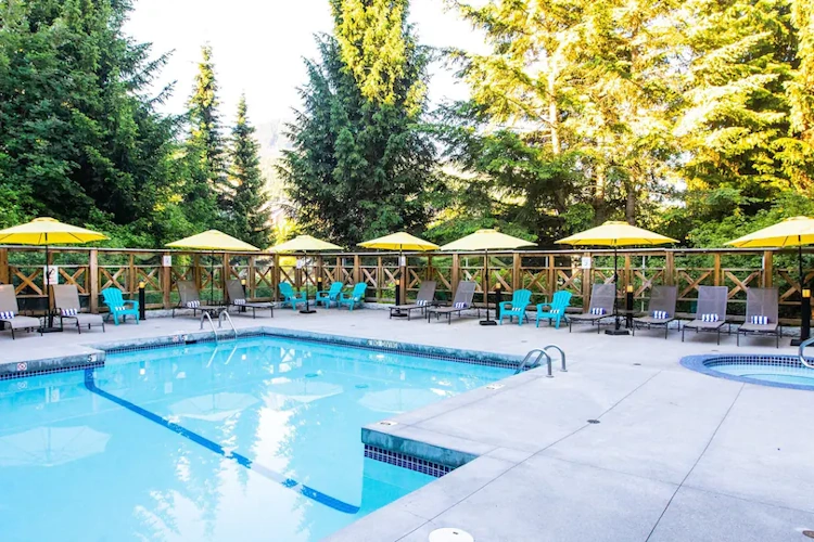 delta hotels by marriott whistler village suites - buitenzwembad.webp