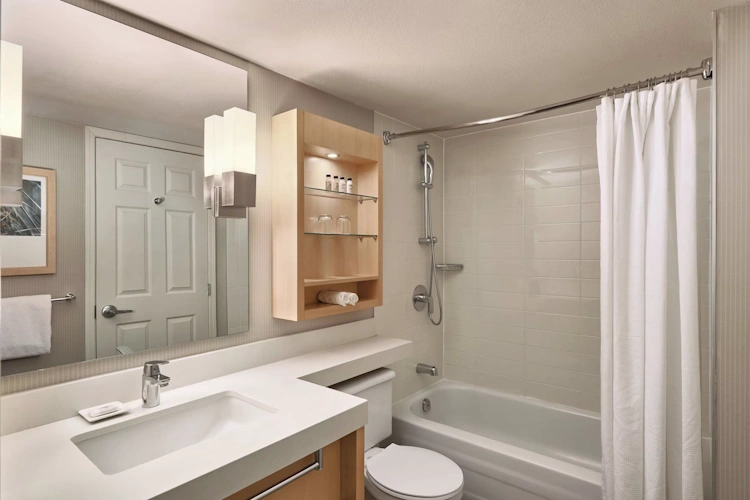 delta hotels by marriott whistler village suites - kamer badkamer.webp