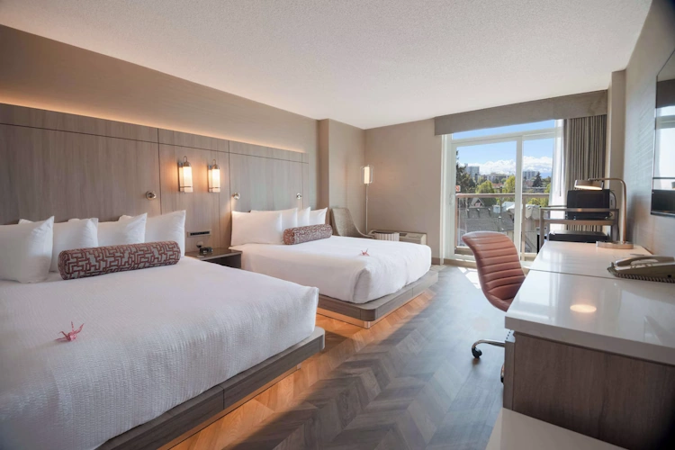 coast victoria hotel & marina by apa - kamer 2 bedden.webp