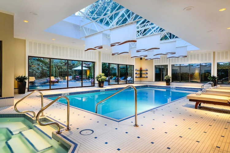 sutton place hotel vancouver - binnenzwembad.webp