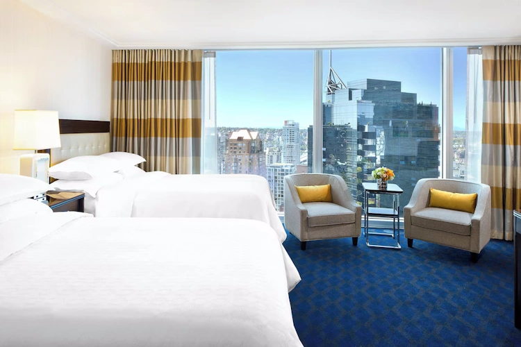 sheraton vancouver wall centre hotel - kamer 2 bedden.webp