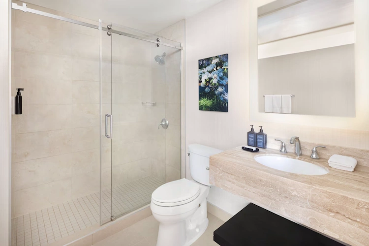 sheraton vancouver wall centre hotel - kamer badkamer.webp