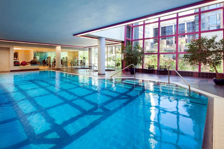 sheraton vancouver wall centre hotel - binnenzwembad.webp