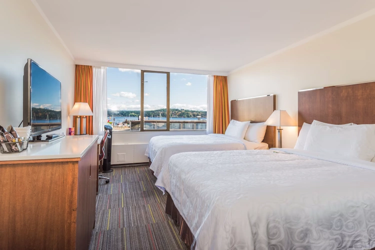 coast discovery inn & marina - kamer 2 bedden.webp