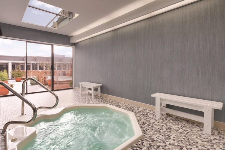 coast discovery inn & marina - whirlpool binnen.webp