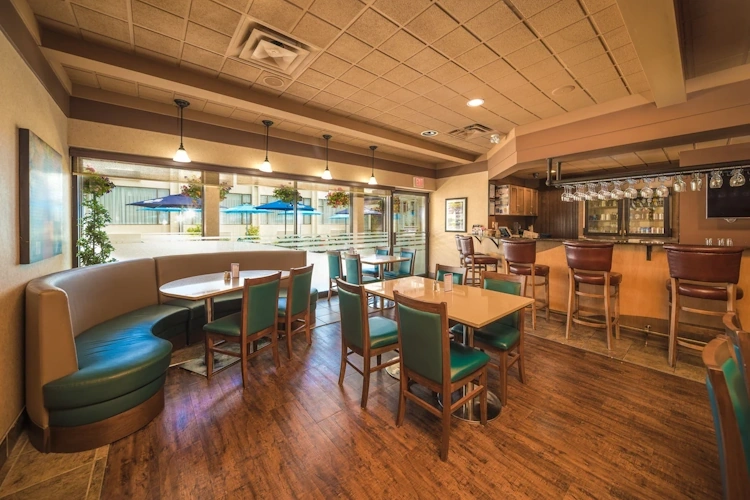 coast discovery inn & marina - bar restaurant binnen.webp