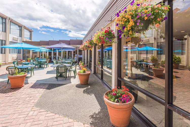 coast discovery inn & marina - bar restaurant buiten.webp