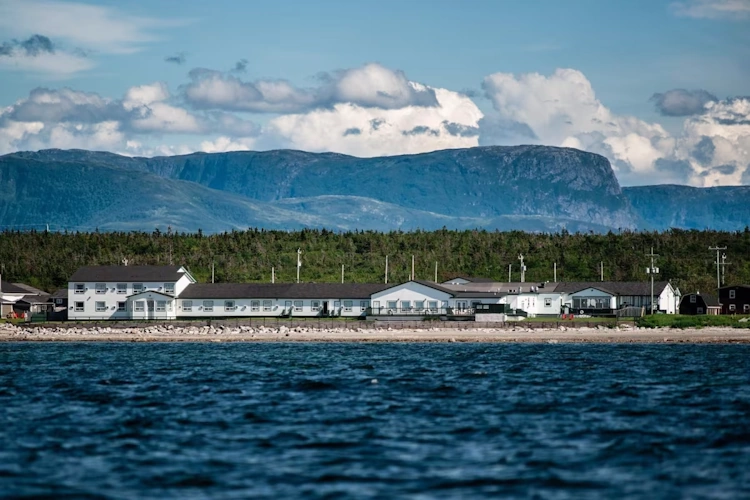 shallow bay motel - exterieur2.webp