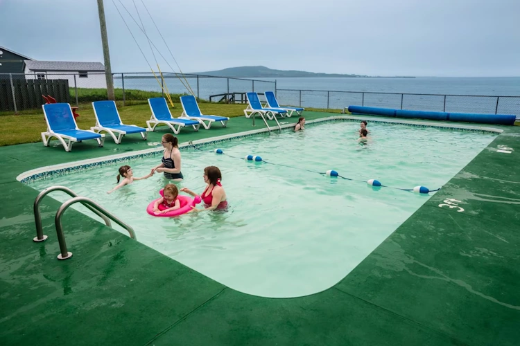shallow bay motel - buitenzwembad.webp