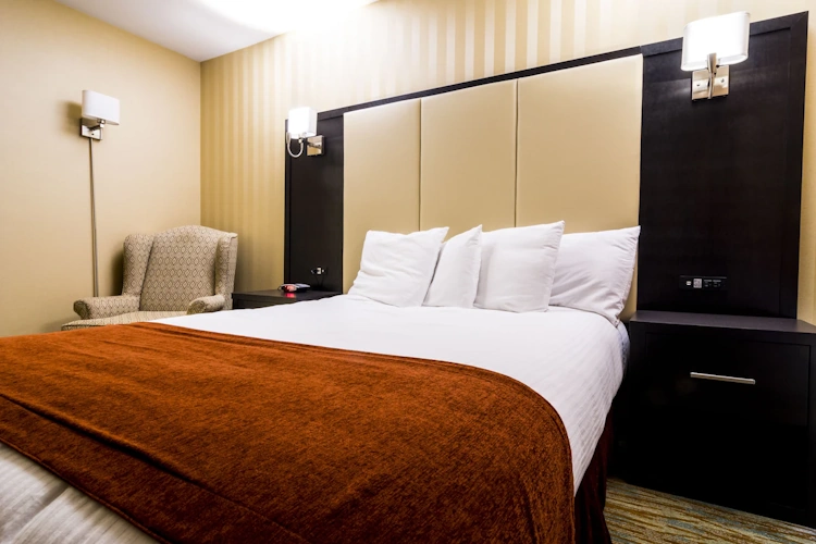 sinbad's hotel and suites - kamer 1 bed.webp