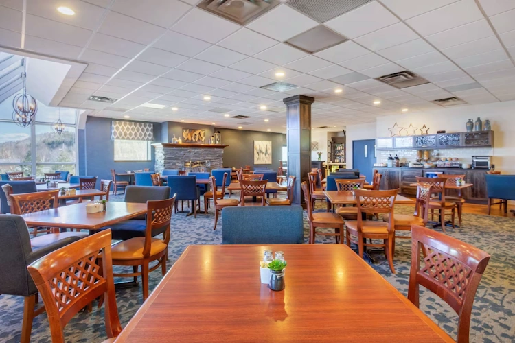 quality inn clarenville - restaurant.webp
