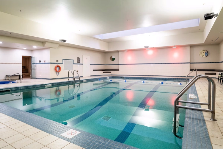 crowne plaza moncton downtown - binnenzwembad.webp