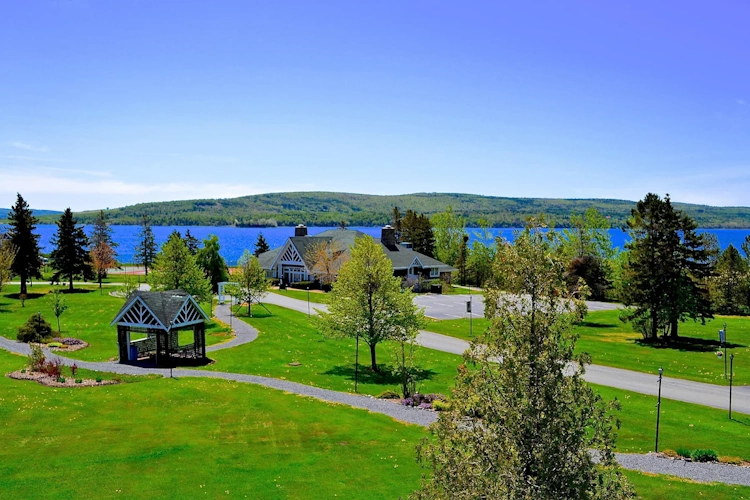 inverary resort baddeck exterieur2.webp