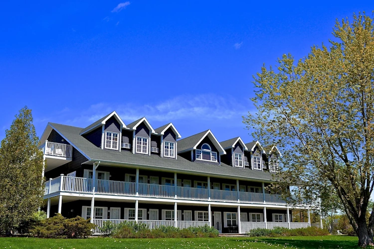 inverary resort baddeck exterieur1.webp