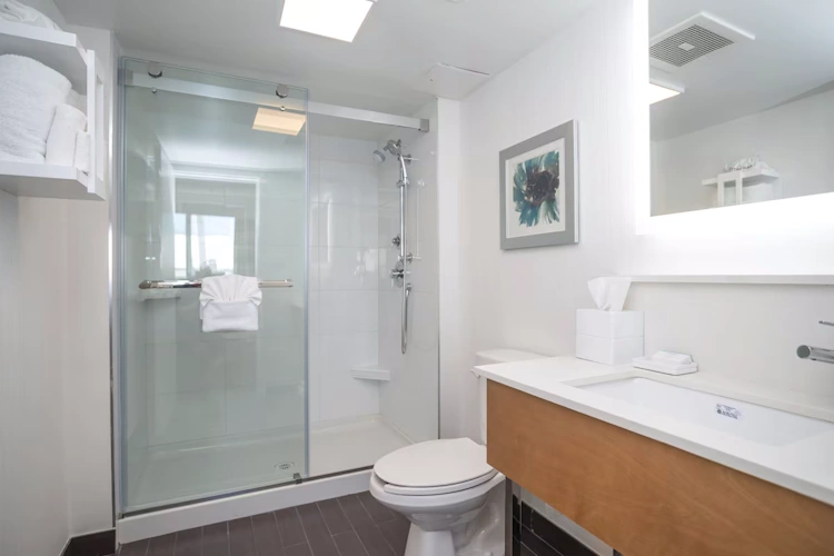 hampton inn & suites by hilton downtown vancouver - kamer badkamer.webp