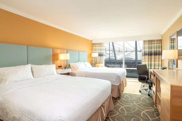 hampton inn & suites by hilton downtown vancouver - kamer 2 bedden.webp
