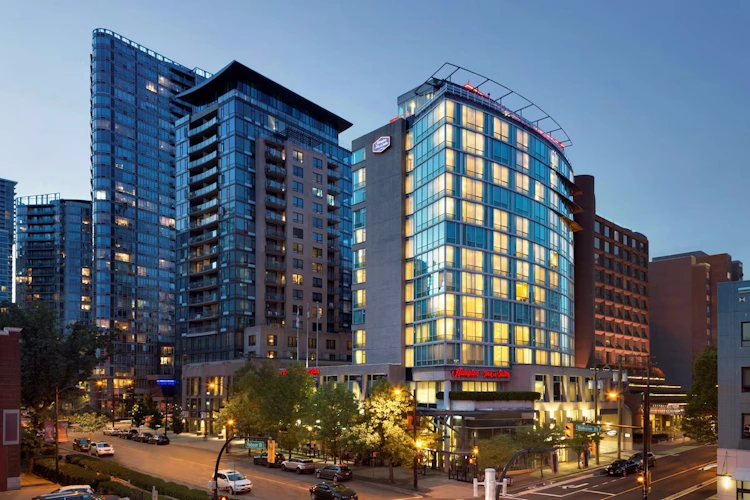 hampton inn & suites by hilton downtown vancouver - exterieur1.webp