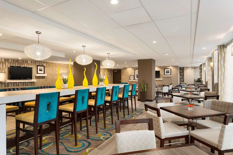 hampton inn & suites by hilton downtown vancouver - ontbijt2.webp