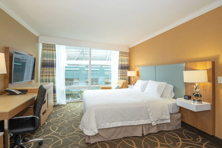 hampton inn & suites by hilton downtown vancouver - kamer 1 bed.webp