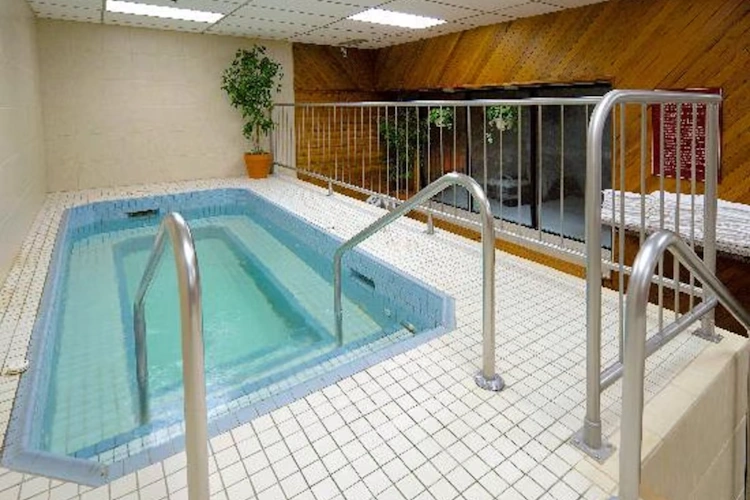 elk + avenue hotel whirlpool binnen.webp