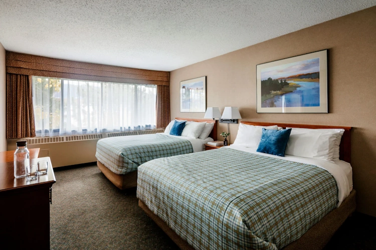 lobstick lodge kamer 2 bedden.webp