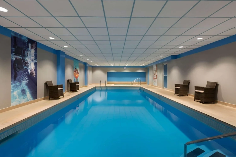 coast prince george hotel by apa binnenzwembad.webp