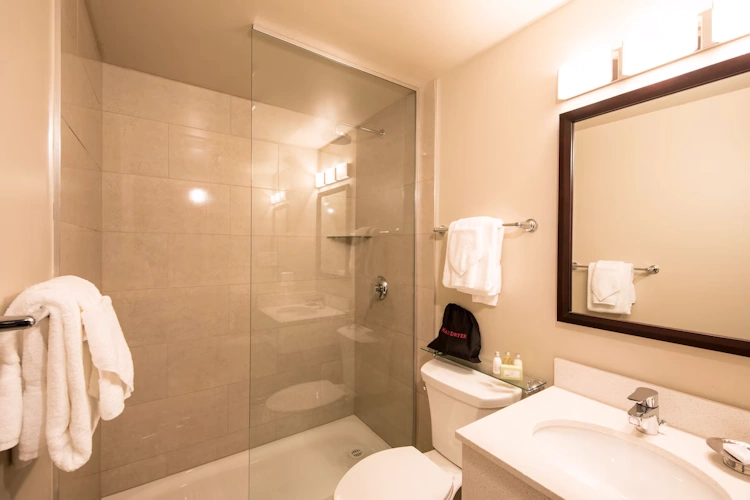 prestige oceanview hotel prince rupert kamer badkamer.webp