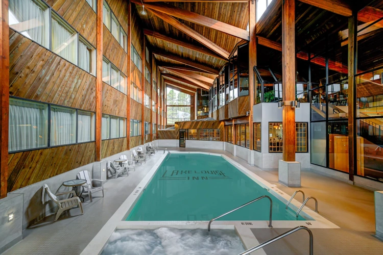 lake louise inn binnenzwembad.webp