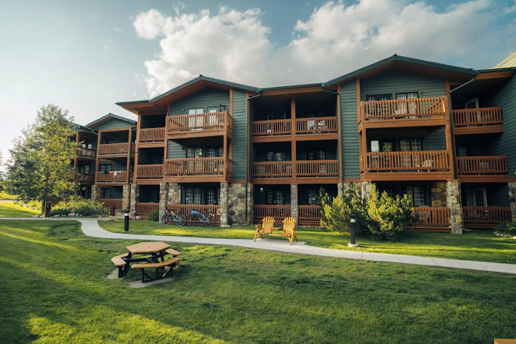 lake louise inn exterieur2.webp