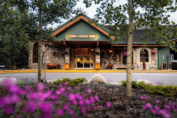 lake louise inn exterieur1.webp