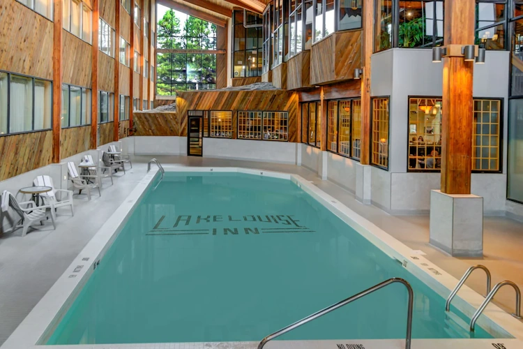 lake louise inn binnenzwembad2.webp