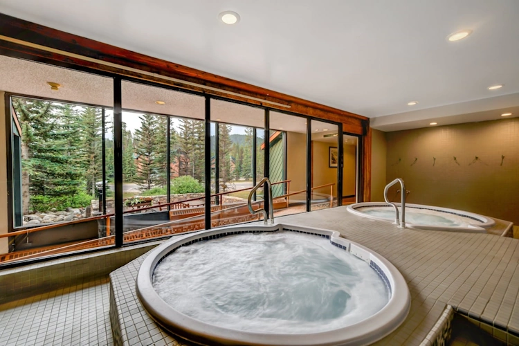 lake louise inn whirlpool binnen.webp