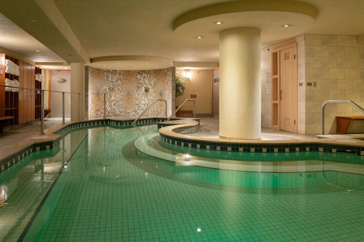 banff caribou lodge - binnenzwembad.webp