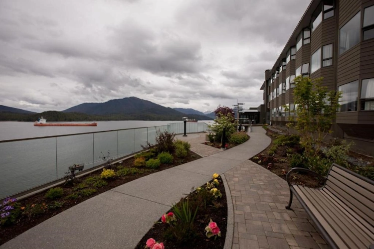 crest hotel prince rupert - exterieur2.webp