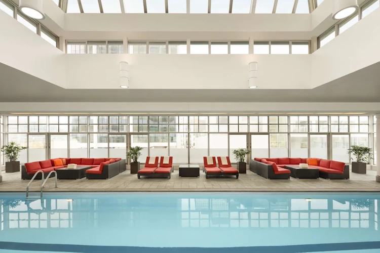 fairmont hotel vancouver - binnenzwembad.webp