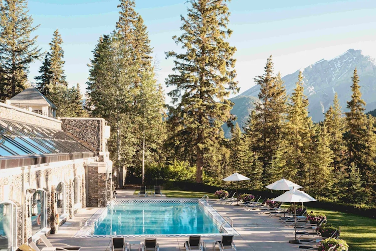 fairmont banff springs hotel - buitenzwembad.webp