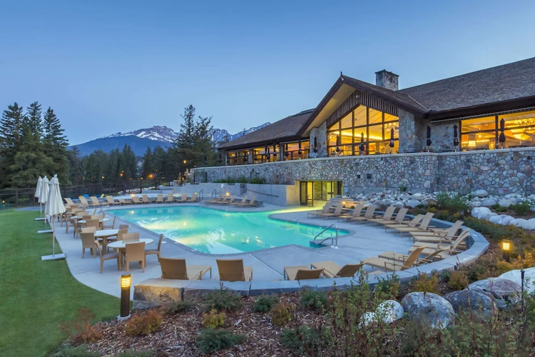 fairmont jasper park lodge - buitenzwembad.webp