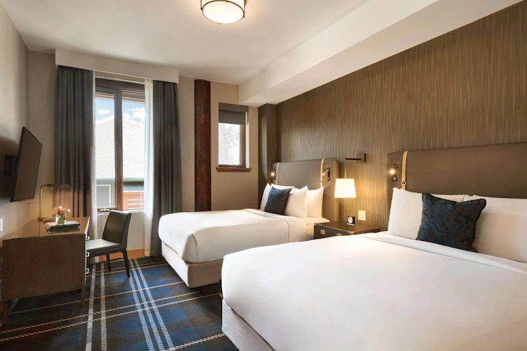 fairmont jasper park lodge - kamer 2 bedden.webp