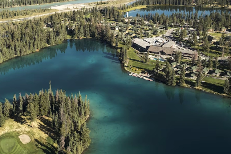 fairmont jasper park lodge - exterieur2.webp